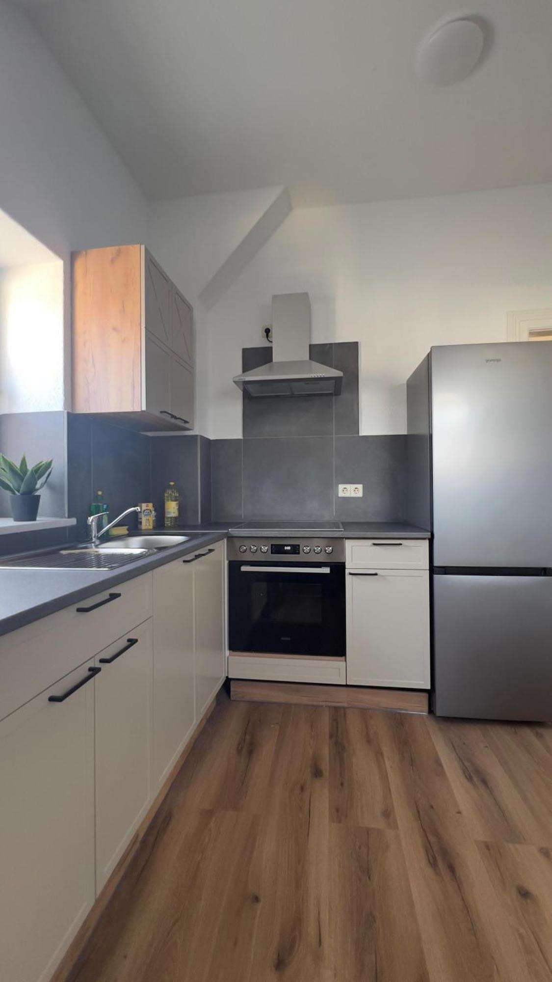 Modernes Apartment Mit 2 Schlafzimmern Und Privatparkplatz Nahe Innenstadt Neumünster Buitenkant foto